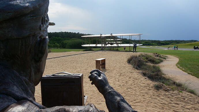 Sculpture commemorating Wright Brothers flight